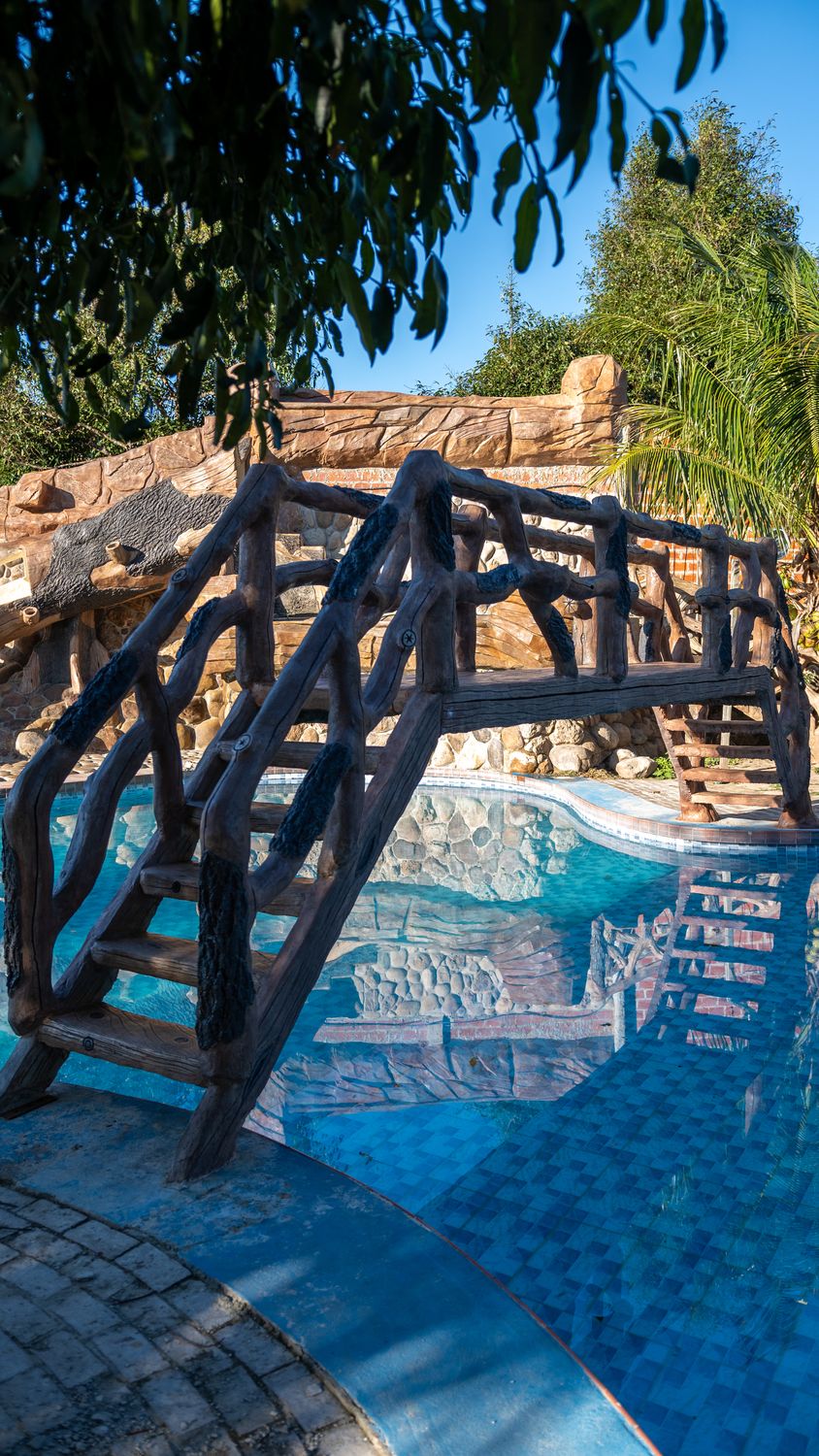 Piscina y áreas verdes